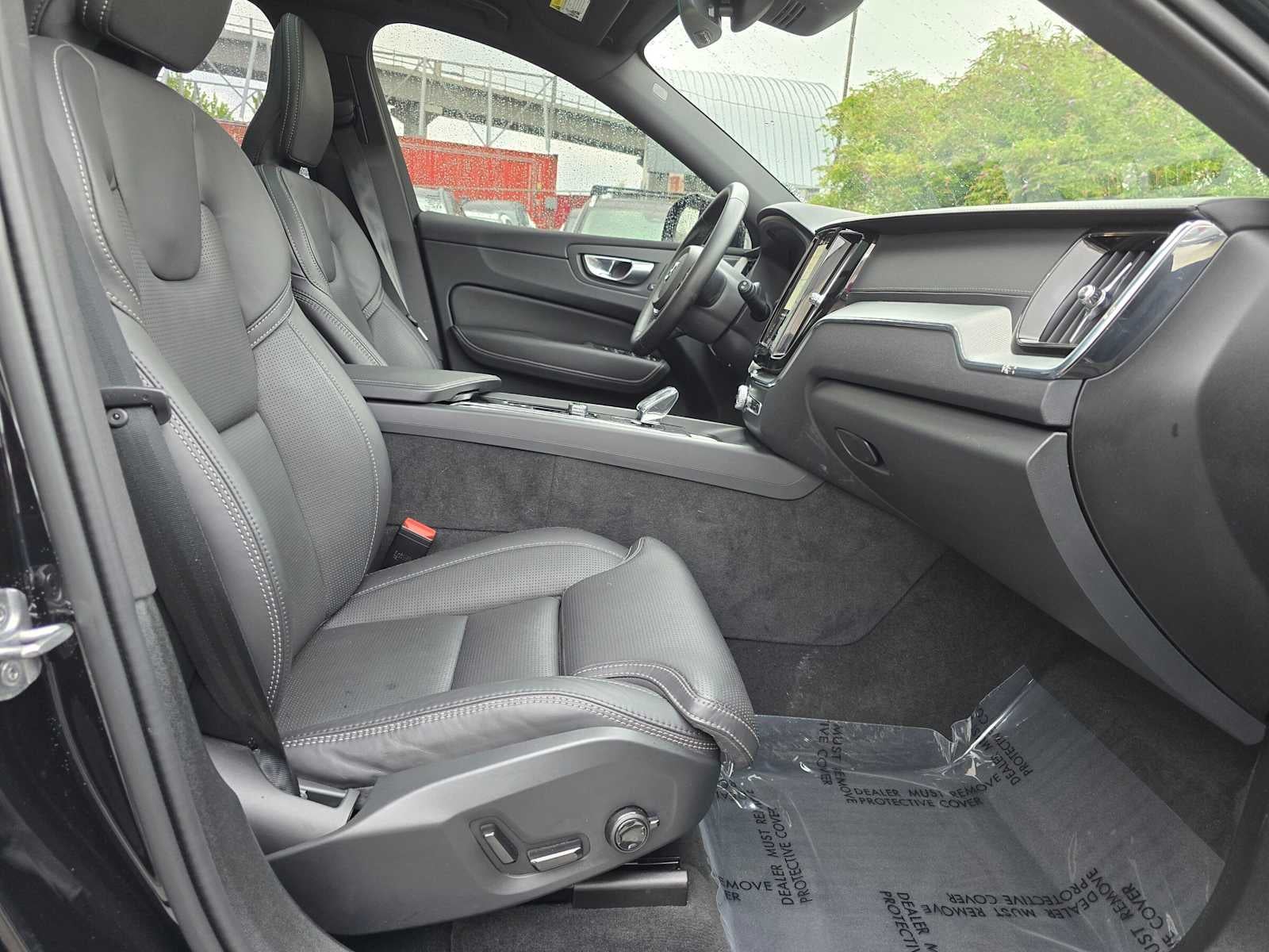2024 Volvo XC60 Recharge Plug-In Hybrid Ultimate Black Edition