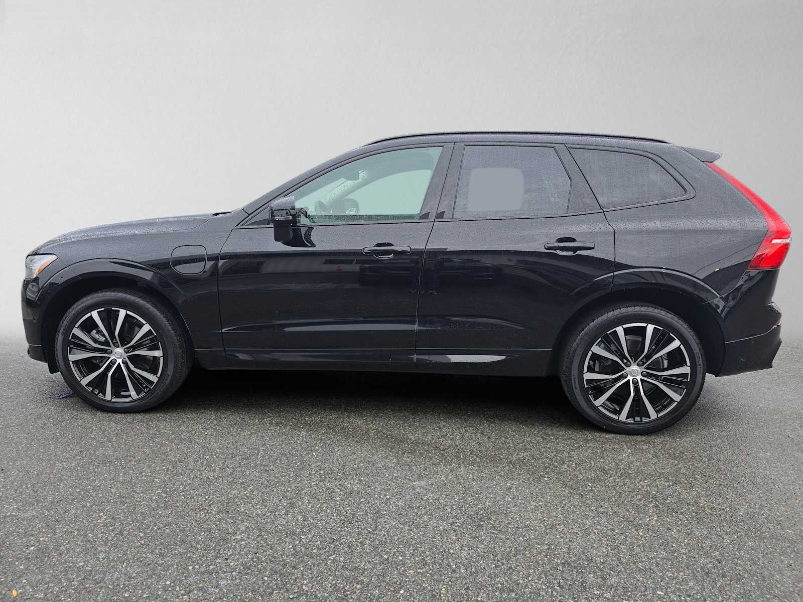 2023 Volvo XC60 Recharge Plug-In Hybrid Plus Dark Theme