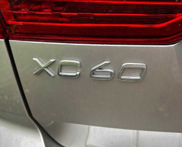 2024 Volvo XC60 Recharge Plug-In Hybrid Plus Dark Theme