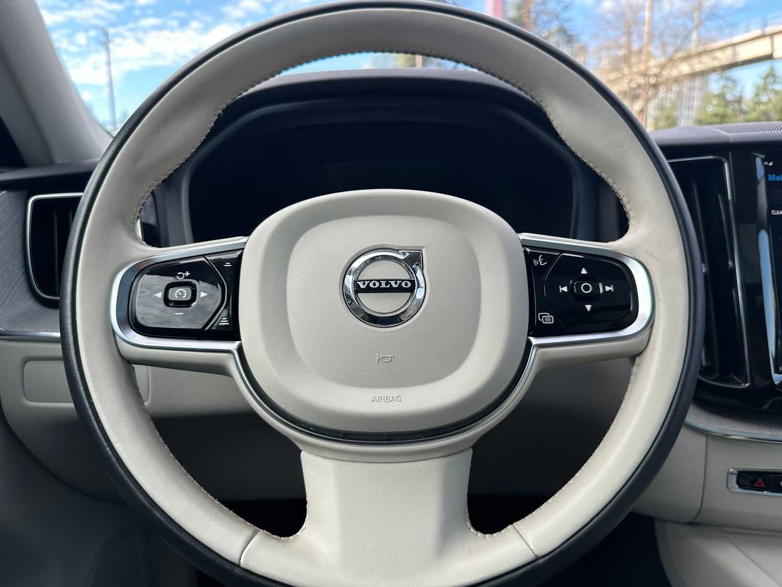 2024 Volvo XC60 Recharge Plug-In Hybrid Plus Dark Theme