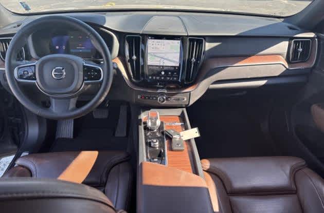 2024 Volvo XC60 Recharge Plug-In Hybrid Ultimate Dark Theme