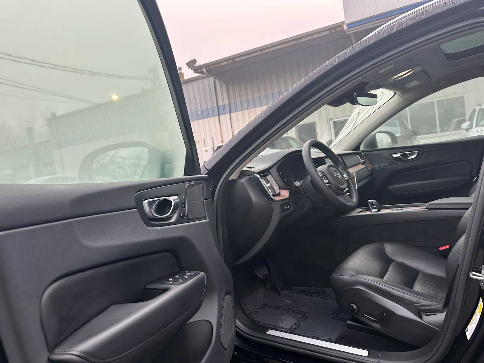 2023 Volvo XC60 Recharge Plug-In Hybrid Plus Bright Theme