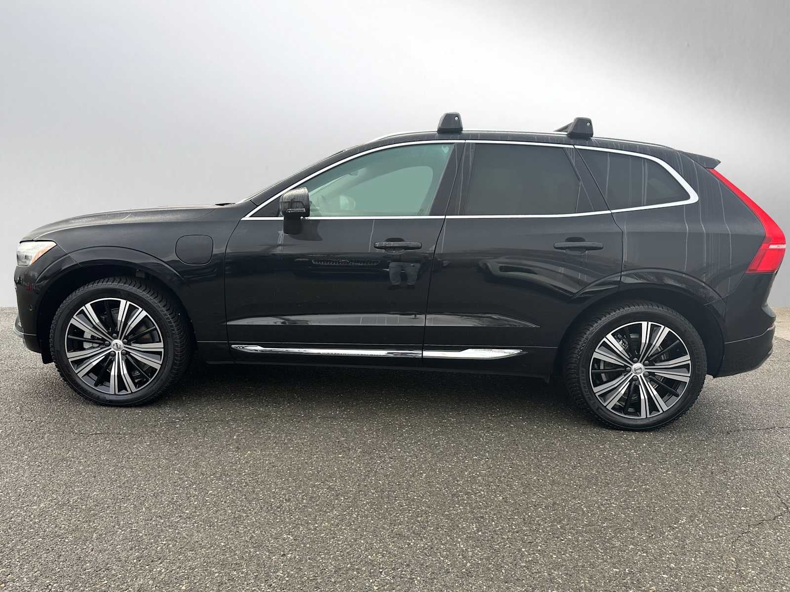 2023 Volvo XC60 Recharge Plug-In Hybrid Plus Bright Theme