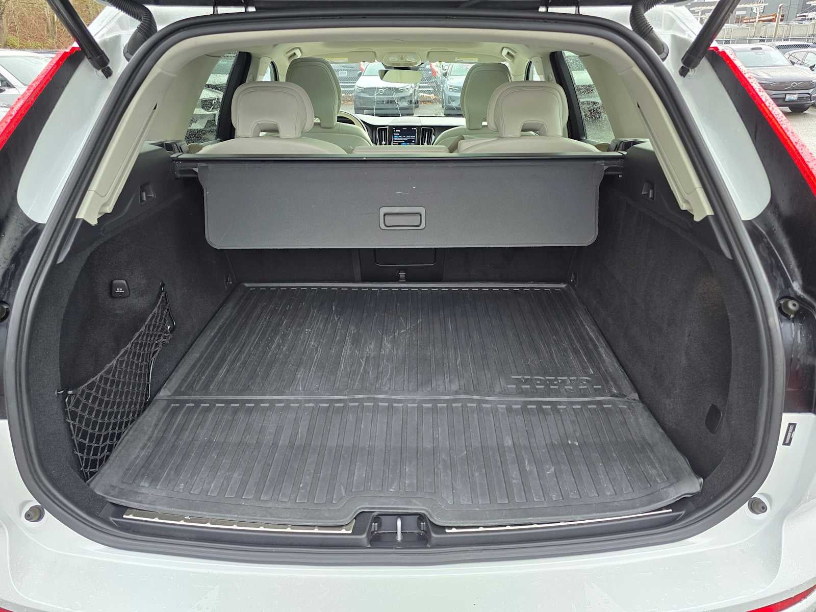 2023 Volvo XC60 Recharge Plug-In Hybrid Plus Bright Theme