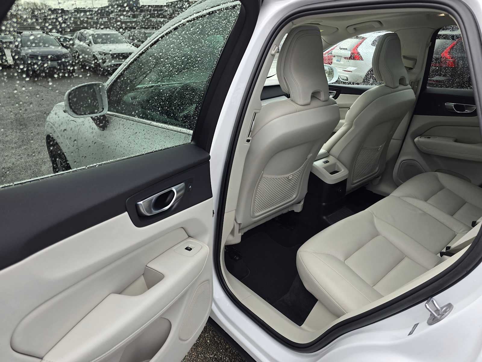 2023 Volvo XC60 Recharge Plug-In Hybrid Plus Bright Theme