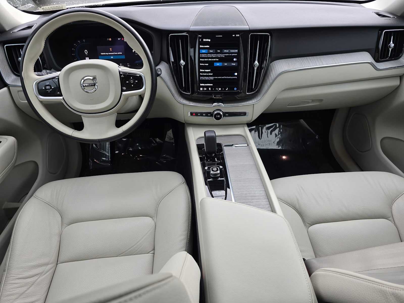 2023 Volvo XC60 Recharge Plug-In Hybrid Plus Bright Theme