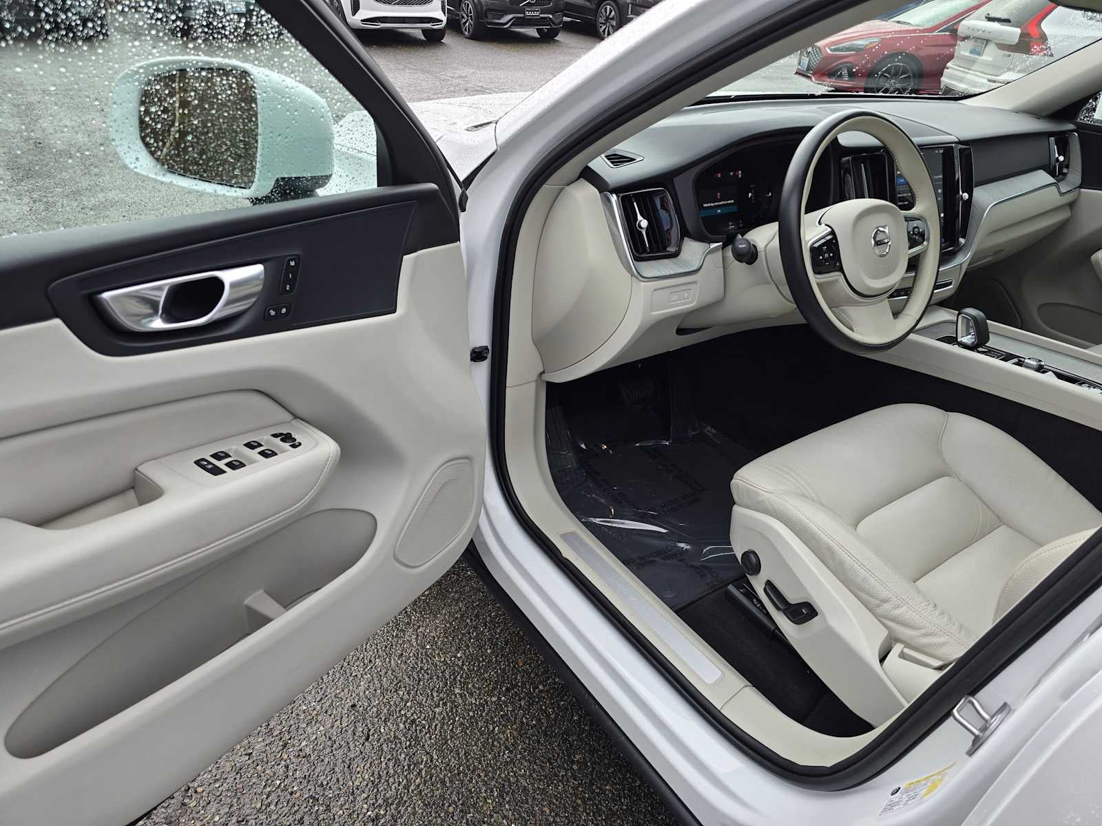 2023 Volvo XC60 Recharge Plug-In Hybrid Plus Bright Theme