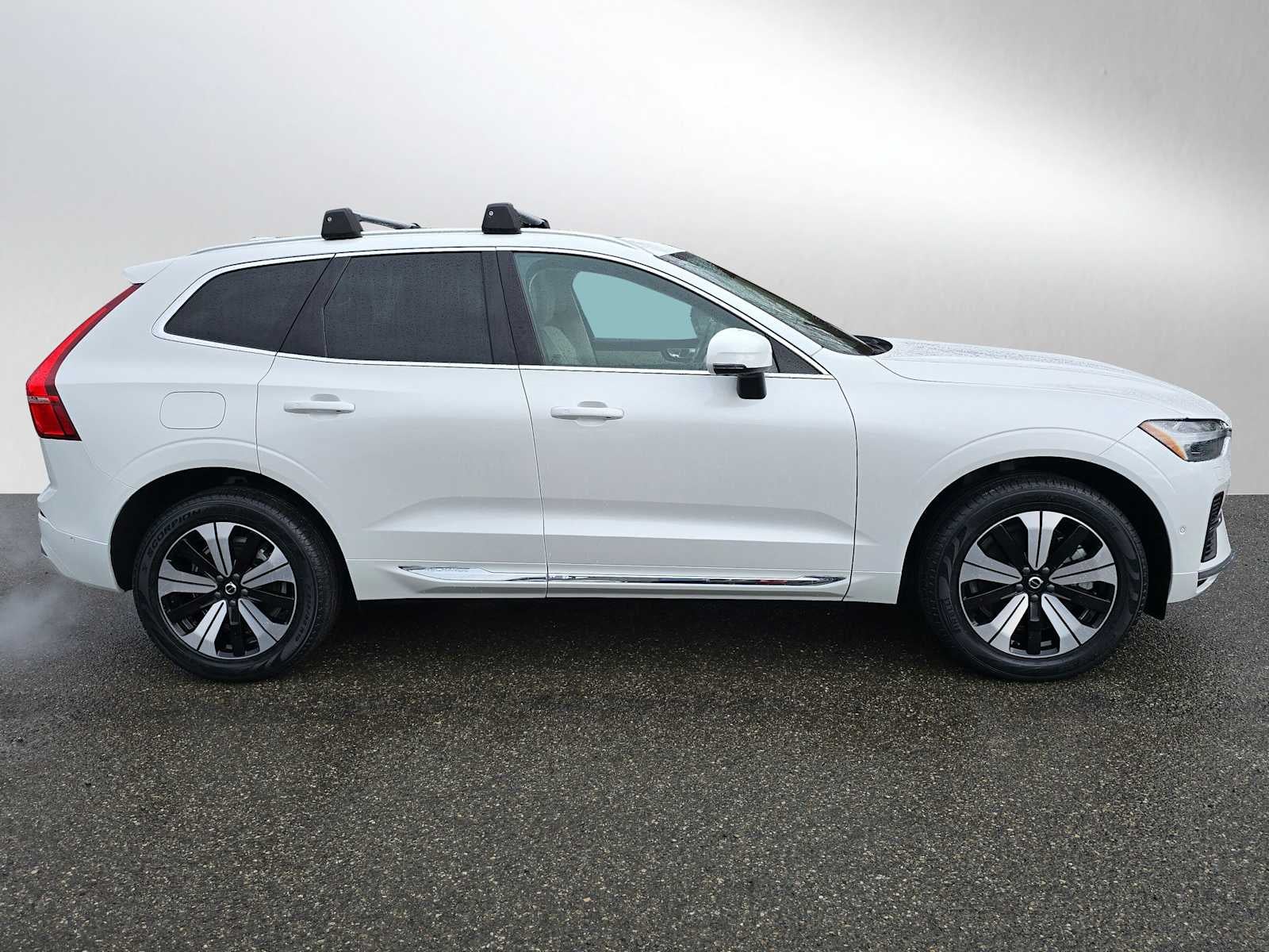 2023 Volvo XC60 Recharge Plug-In Hybrid Plus Bright Theme