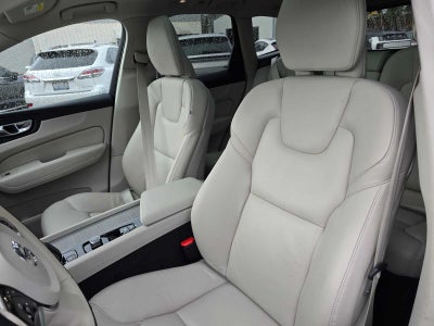 2023 Volvo XC60 Recharge Plug-In Hybrid Plus Bright Theme