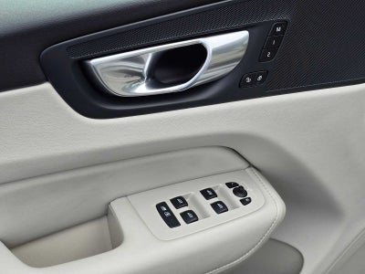 2023 Volvo XC60 Recharge Plug-In Hybrid Plus Bright Theme