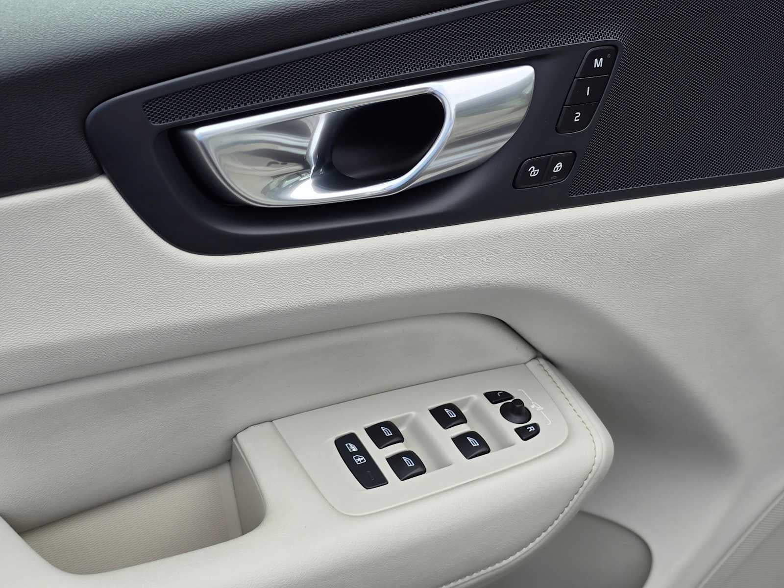 2023 Volvo XC60 Recharge Plug-In Hybrid Plus Bright Theme