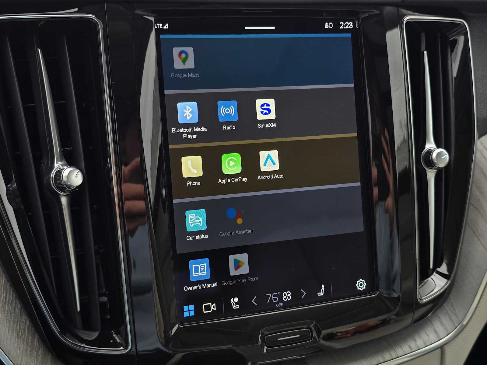 2023 Volvo XC60 Recharge Plug-In Hybrid Plus Bright Theme