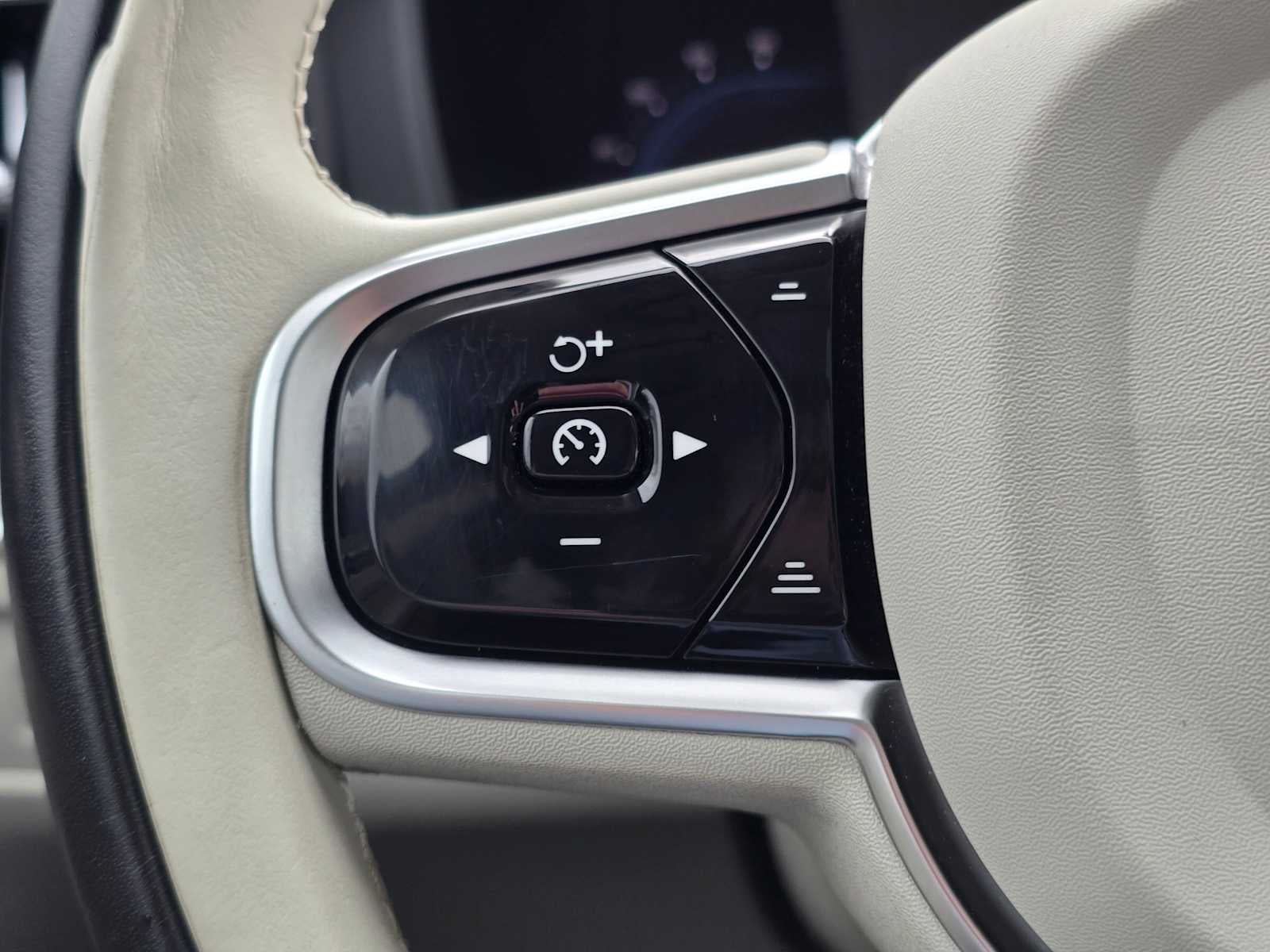 2023 Volvo XC60 Recharge Plug-In Hybrid Plus Bright Theme