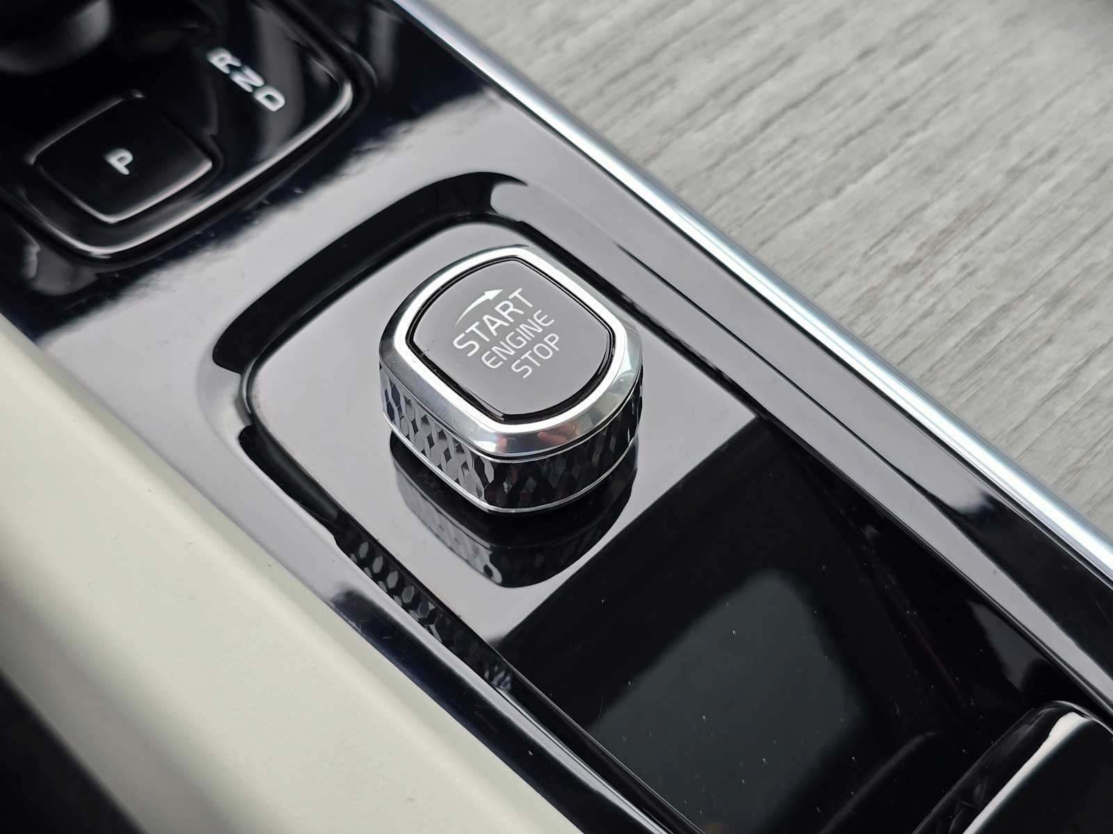 2023 Volvo XC60 Recharge Plug-In Hybrid Plus Bright Theme