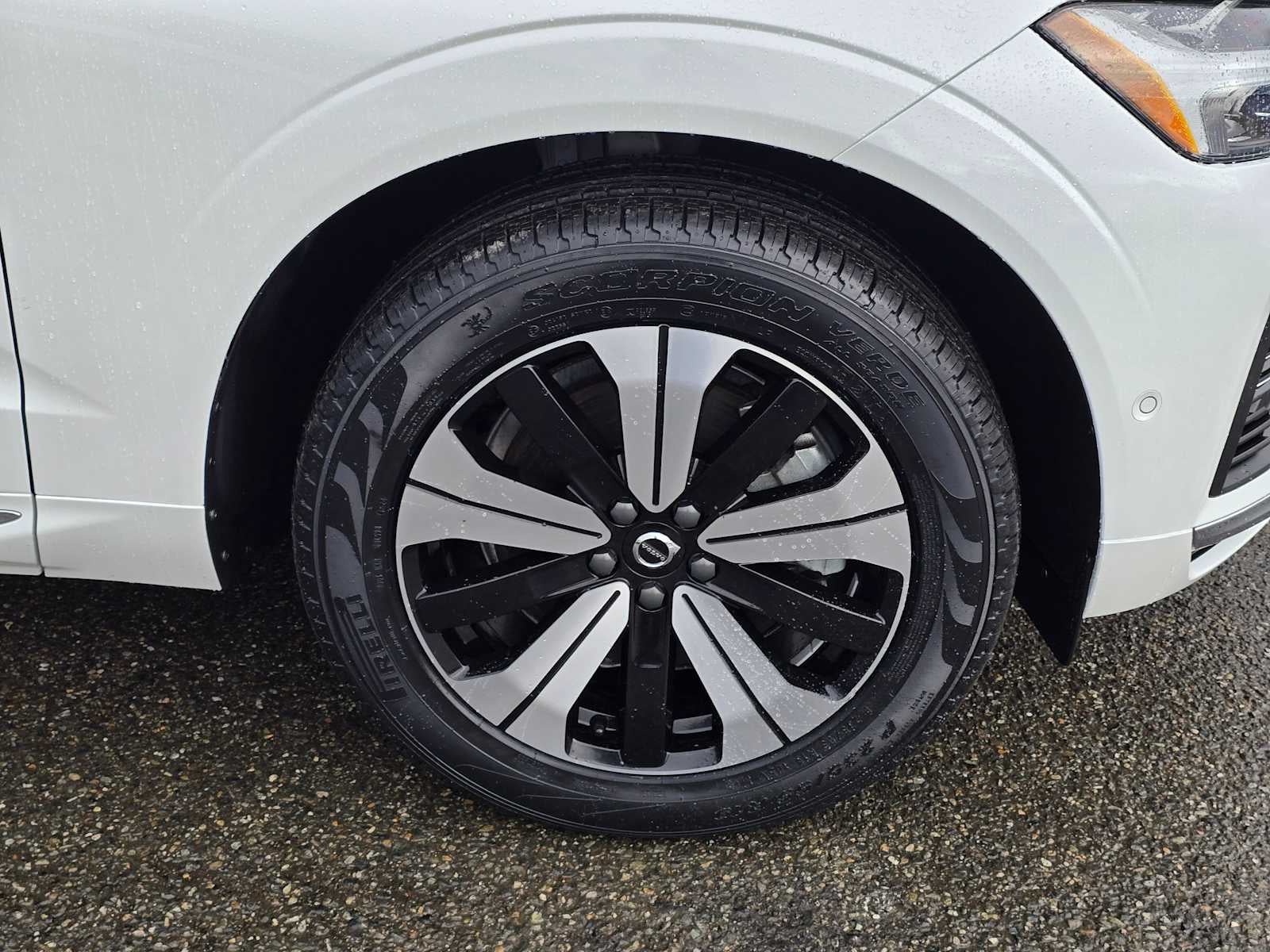 2023 Volvo XC60 Recharge Plug-In Hybrid Plus Bright Theme