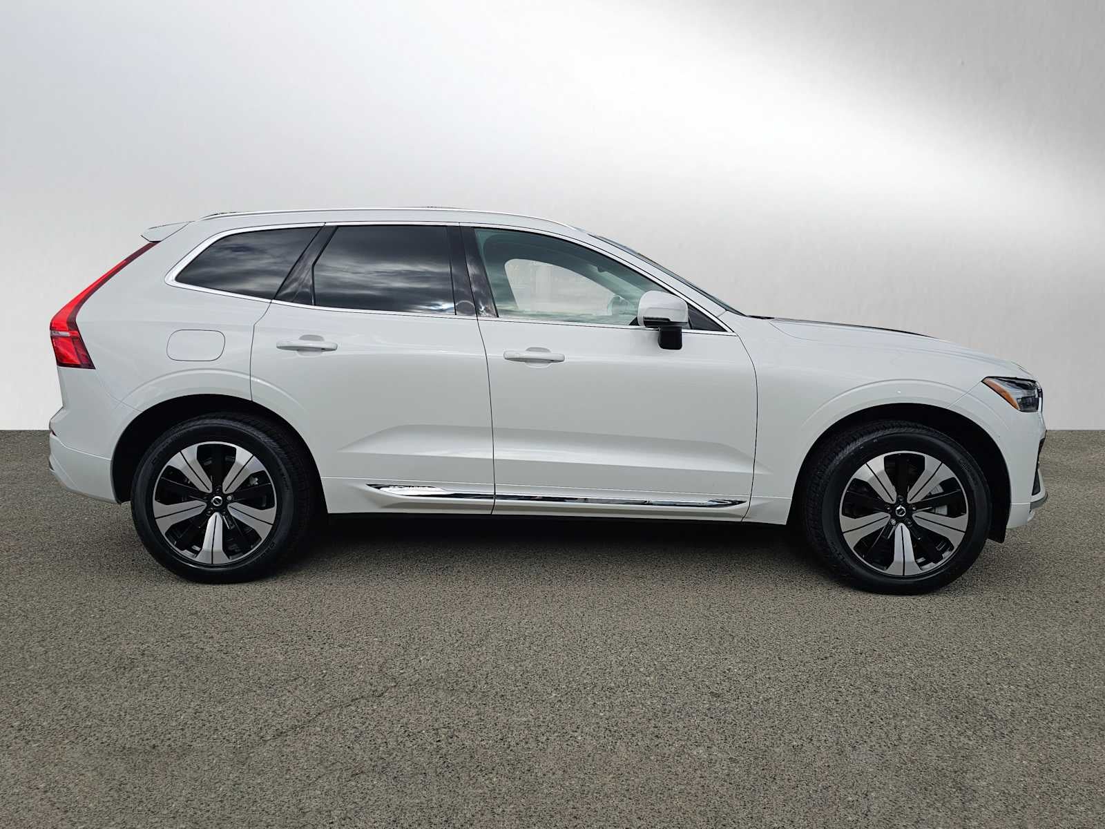 2023 Volvo XC60 Recharge Plug-In Hybrid Core Bright Theme