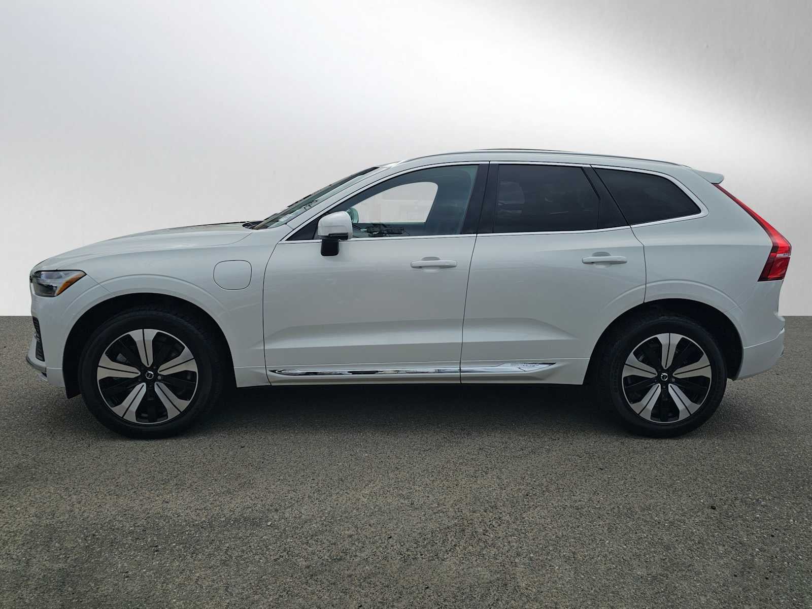 2023 Volvo XC60 Recharge Plug-In Hybrid Core Bright Theme