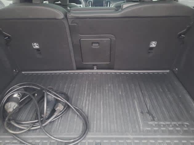 2023 Volvo XC60 Recharge Plug-In Hybrid Ultimate Dark Theme