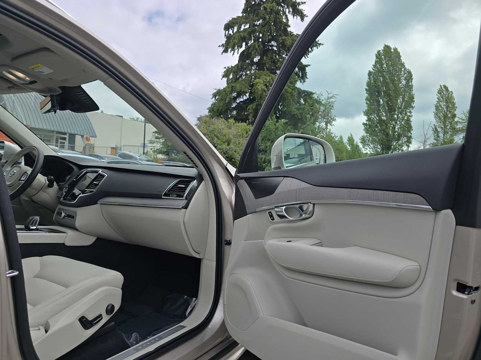 2025 Volvo XC90 Plug-In Hybrid Plus
