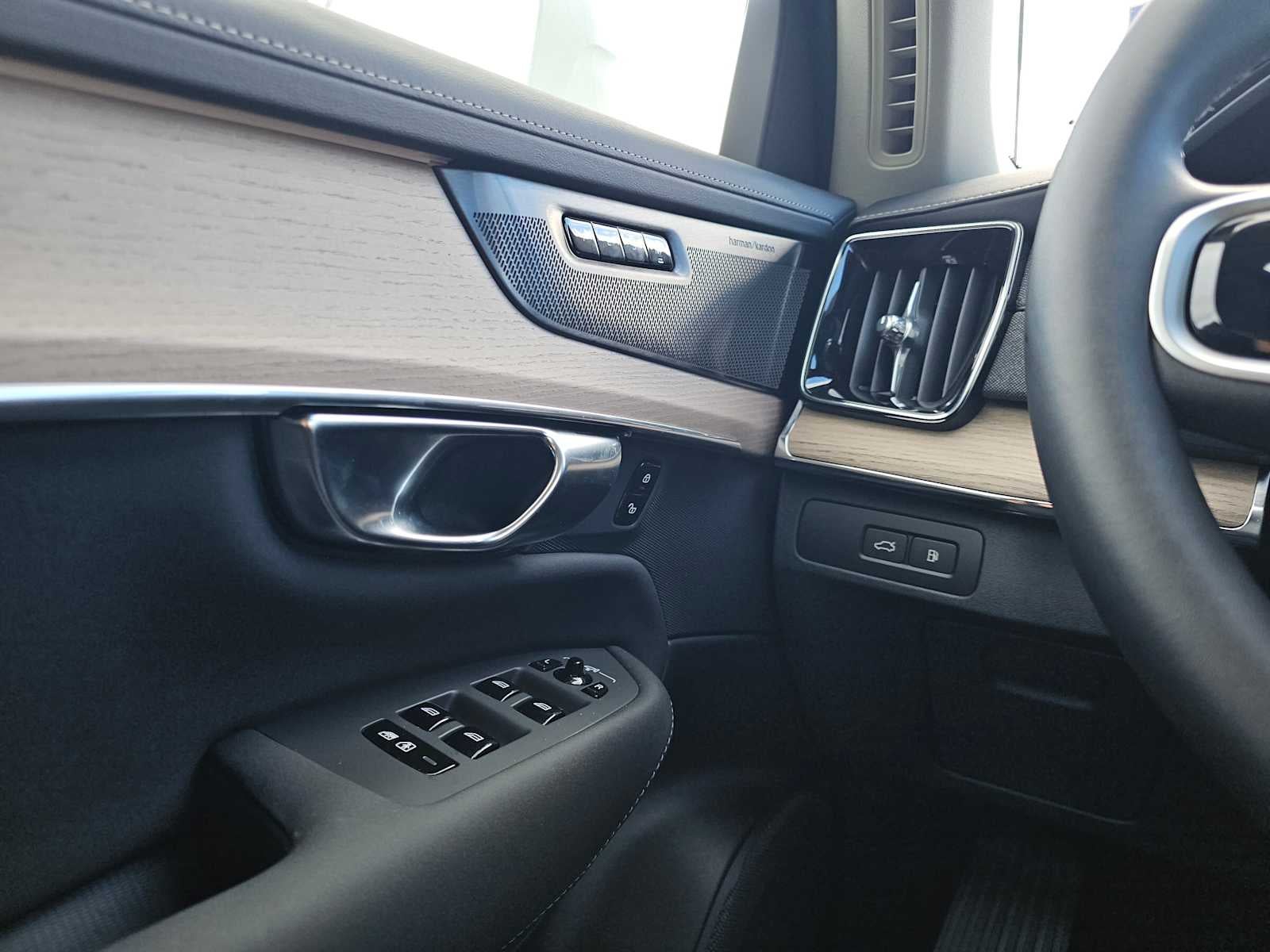 2025 Volvo XC90 Plug-In Hybrid Plus