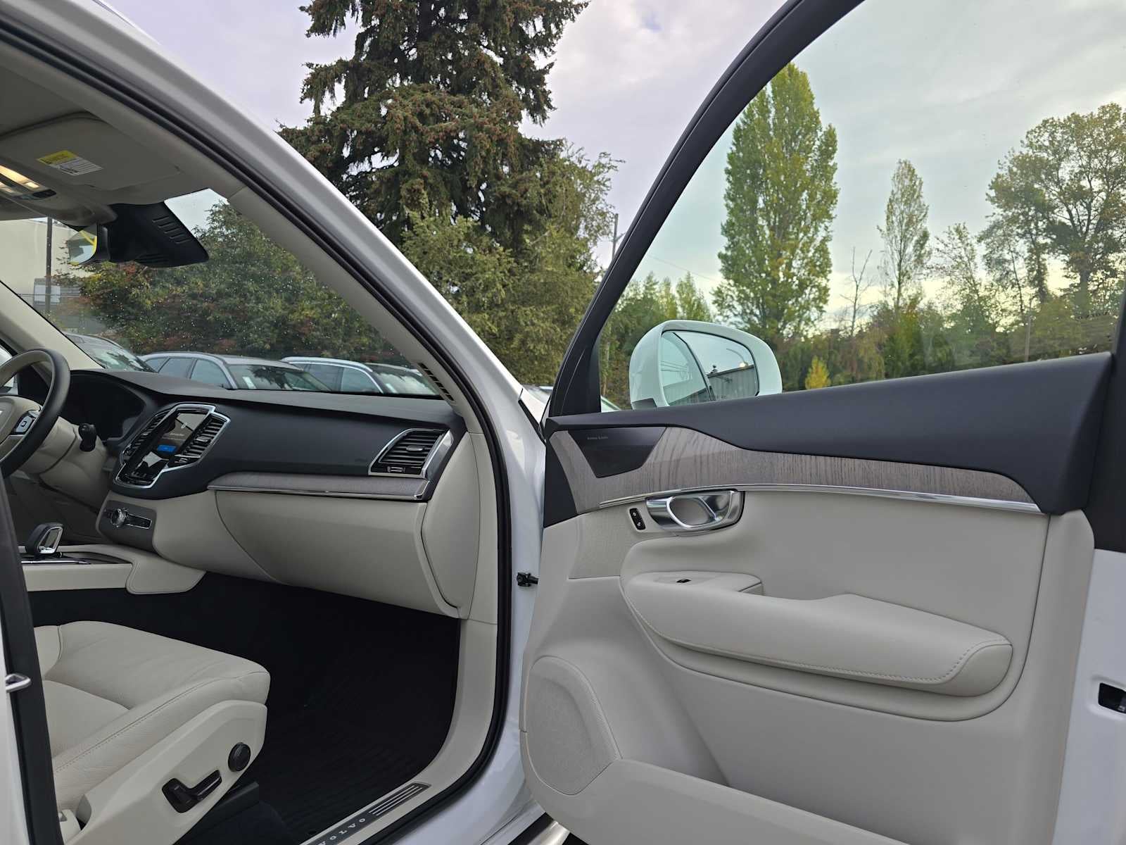 2025 Volvo XC90 Plug-In Hybrid Plus