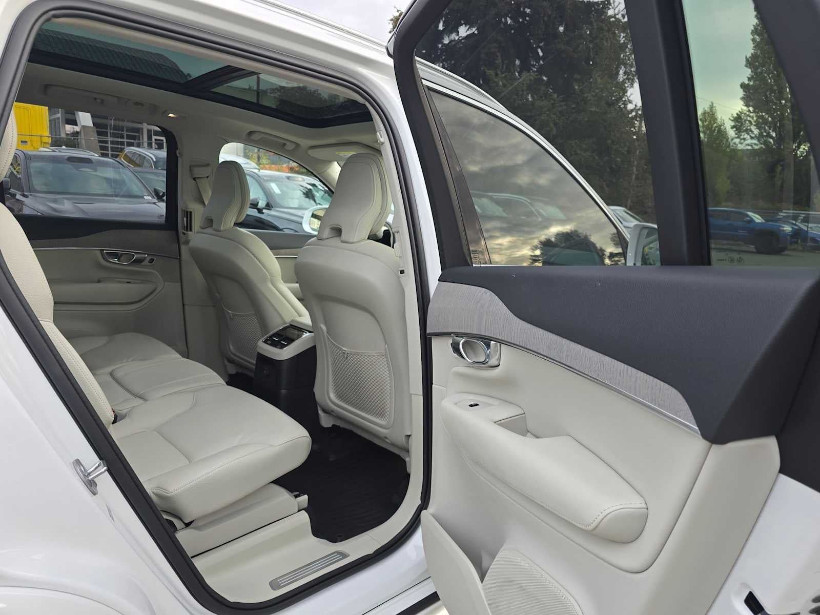 2025 Volvo XC90 Plug-In Hybrid Plus
