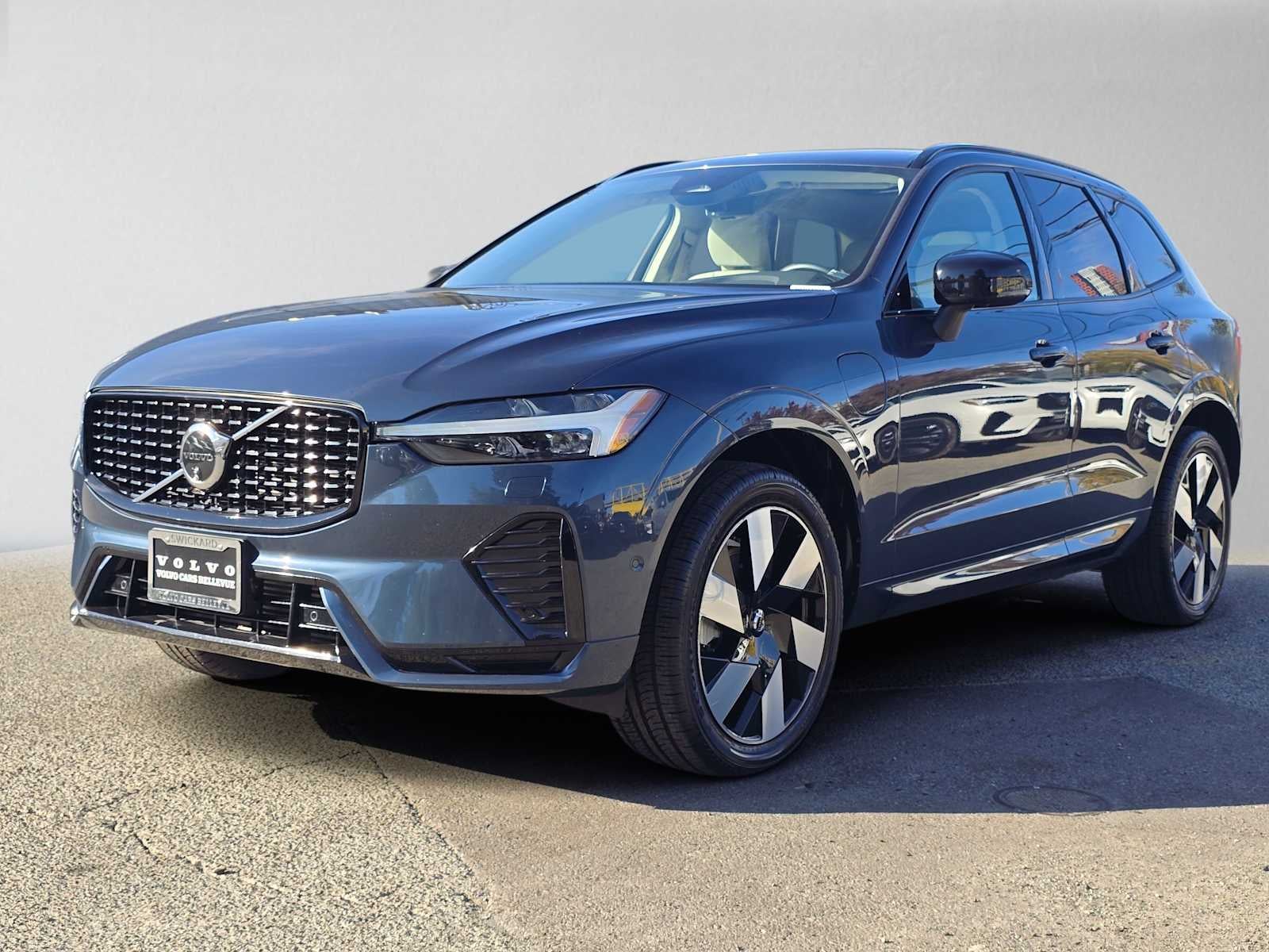 2025 Volvo XC60 Plug-In Hybrid Plus