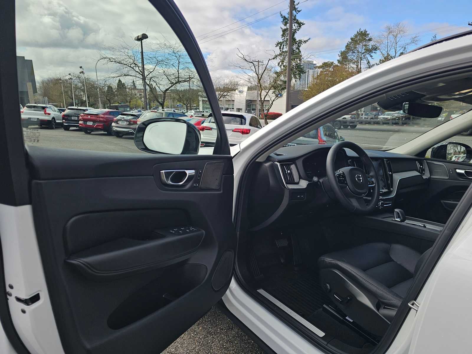 2025 Volvo XC60 Plug-In Hybrid Plus