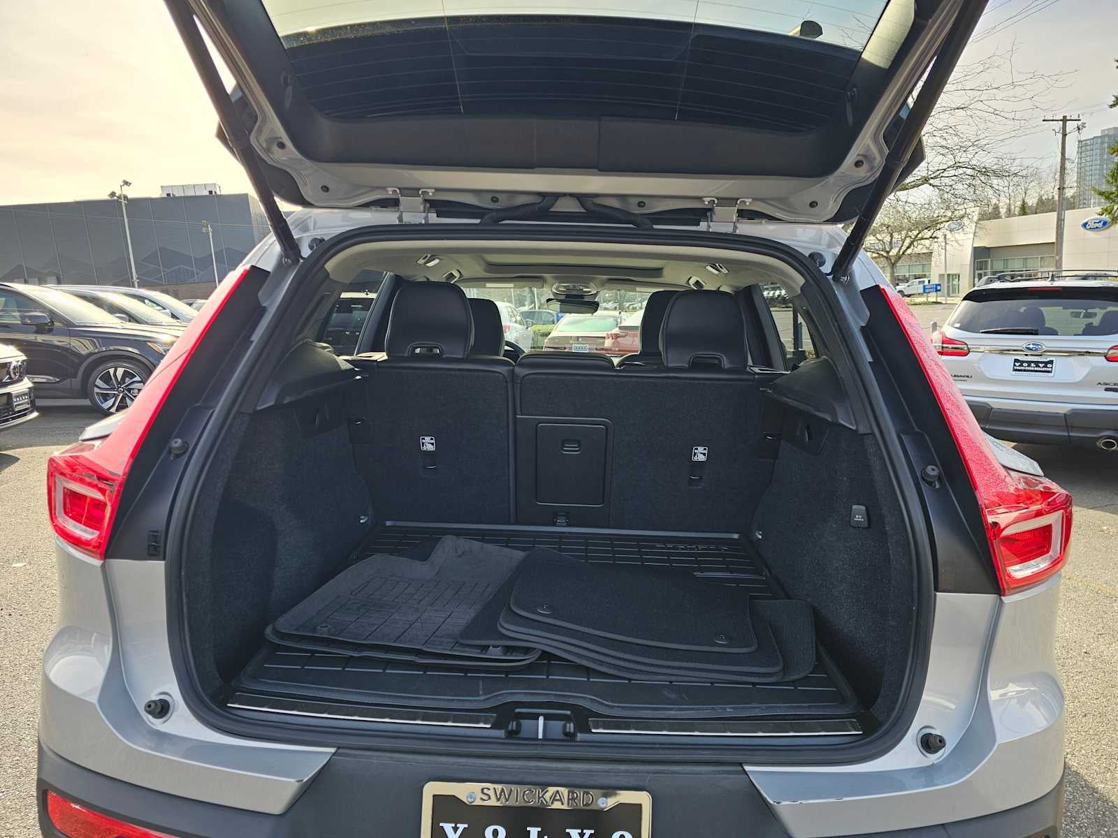 2023 Volvo XC40 Plus Bright Theme