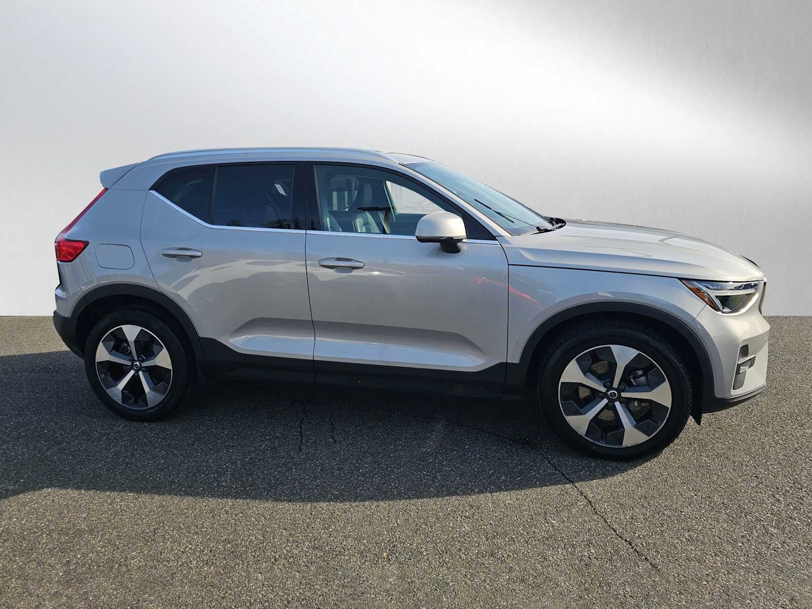 2023 Volvo XC40 Plus Bright Theme