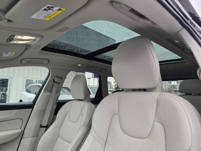 2023 Volvo XC60 Ultimate Bright Theme