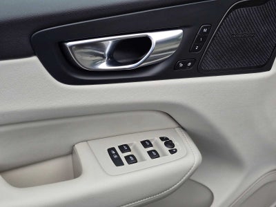 2023 Volvo XC60 Ultimate Bright Theme