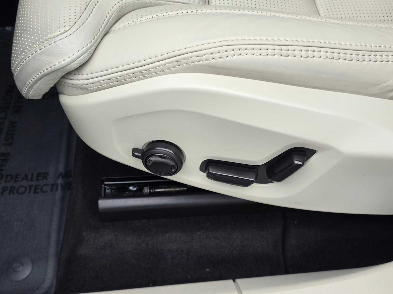 2023 Volvo XC60 Ultimate Bright Theme