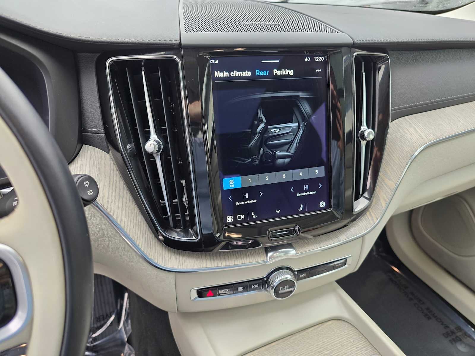 2023 Volvo XC60 Ultimate Bright Theme