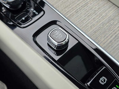 2023 Volvo XC60 Ultimate Bright Theme