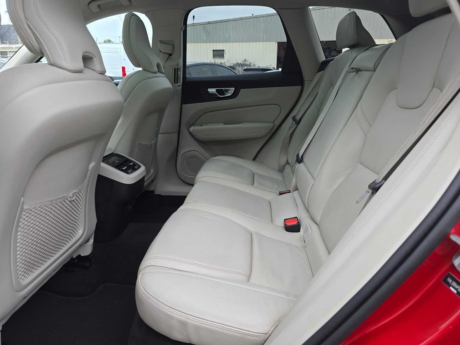 2023 Volvo XC60 Ultimate Bright Theme