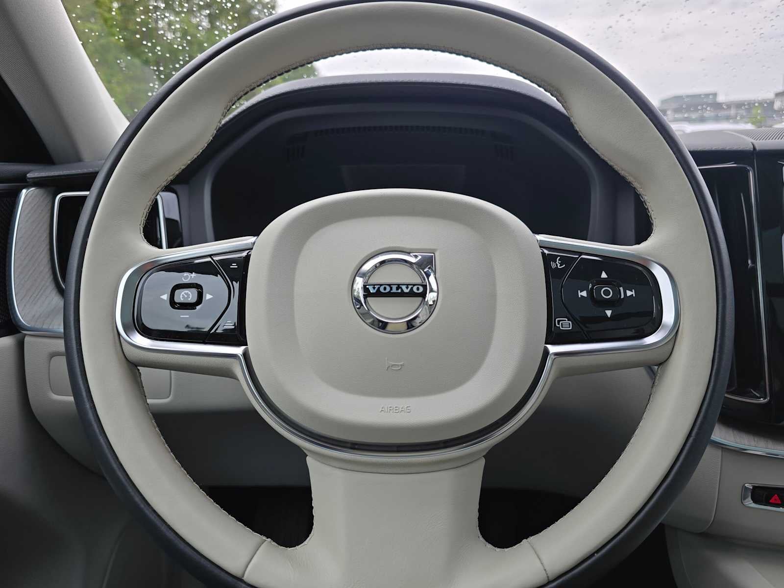2023 Volvo XC60 Ultimate Bright Theme