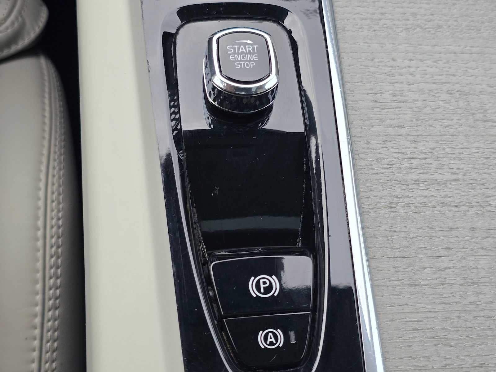 2023 Volvo XC60 Ultimate Bright Theme