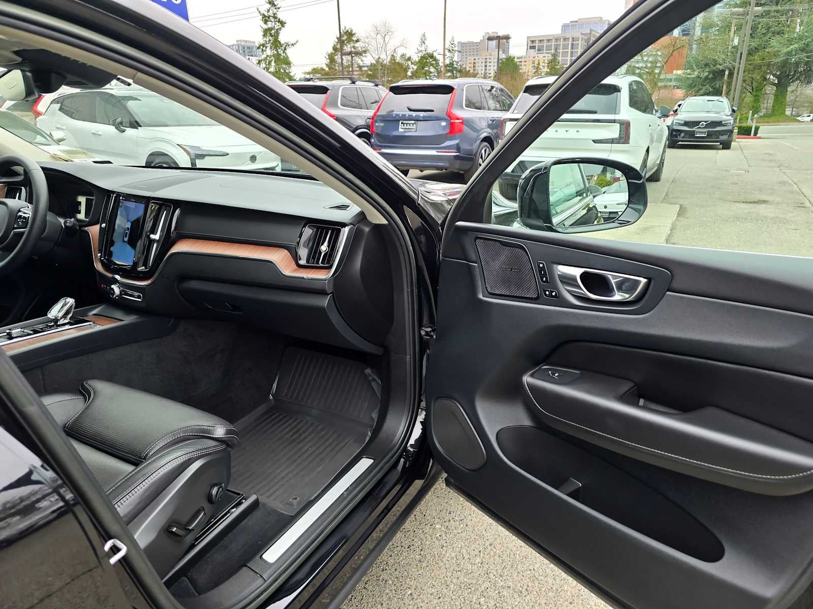 2023 Volvo XC60 Ultimate Bright Theme