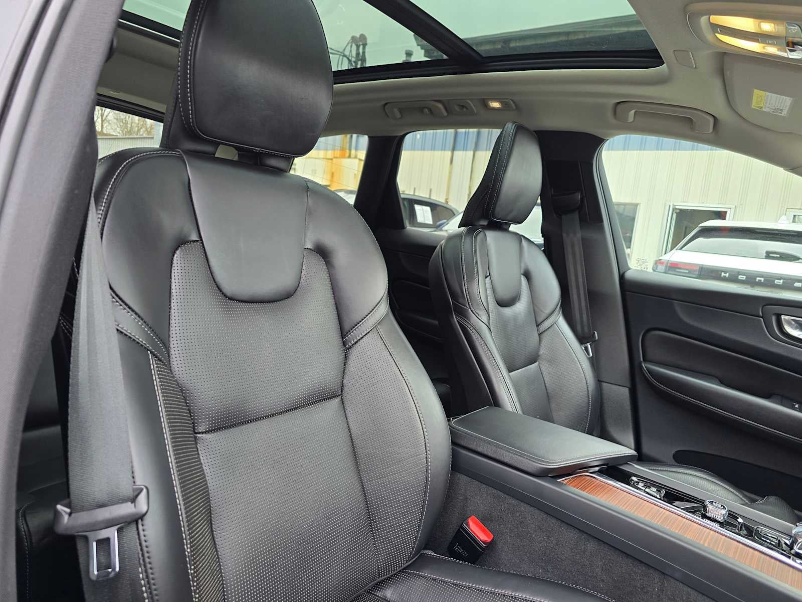 2023 Volvo XC60 Ultimate Bright Theme