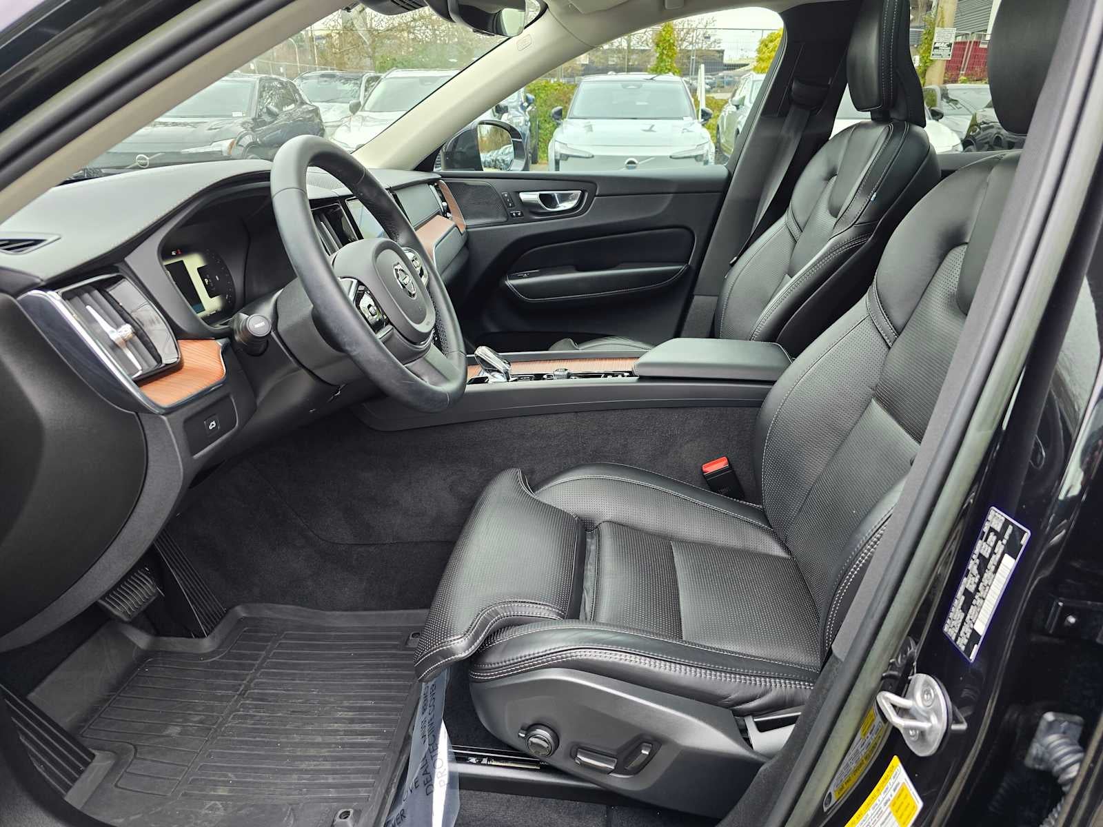 2023 Volvo XC60 Ultimate Bright Theme