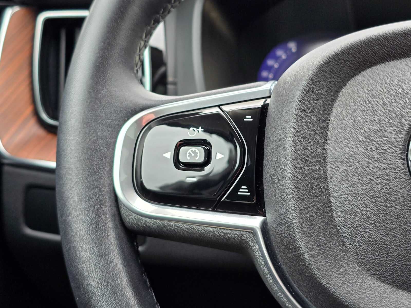 2023 Volvo XC60 Ultimate Bright Theme