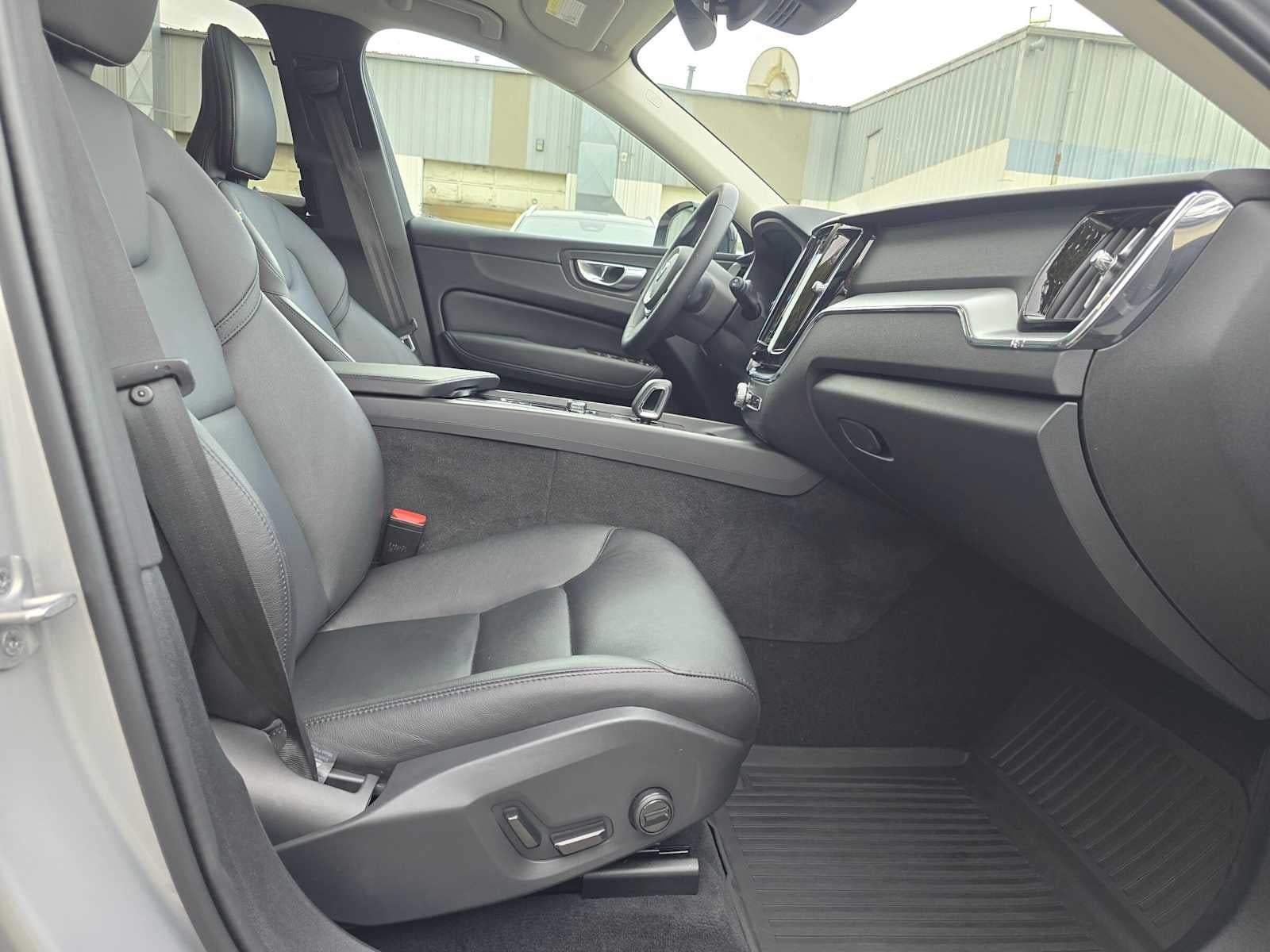 2024 Volvo XC60 Core Dark Theme