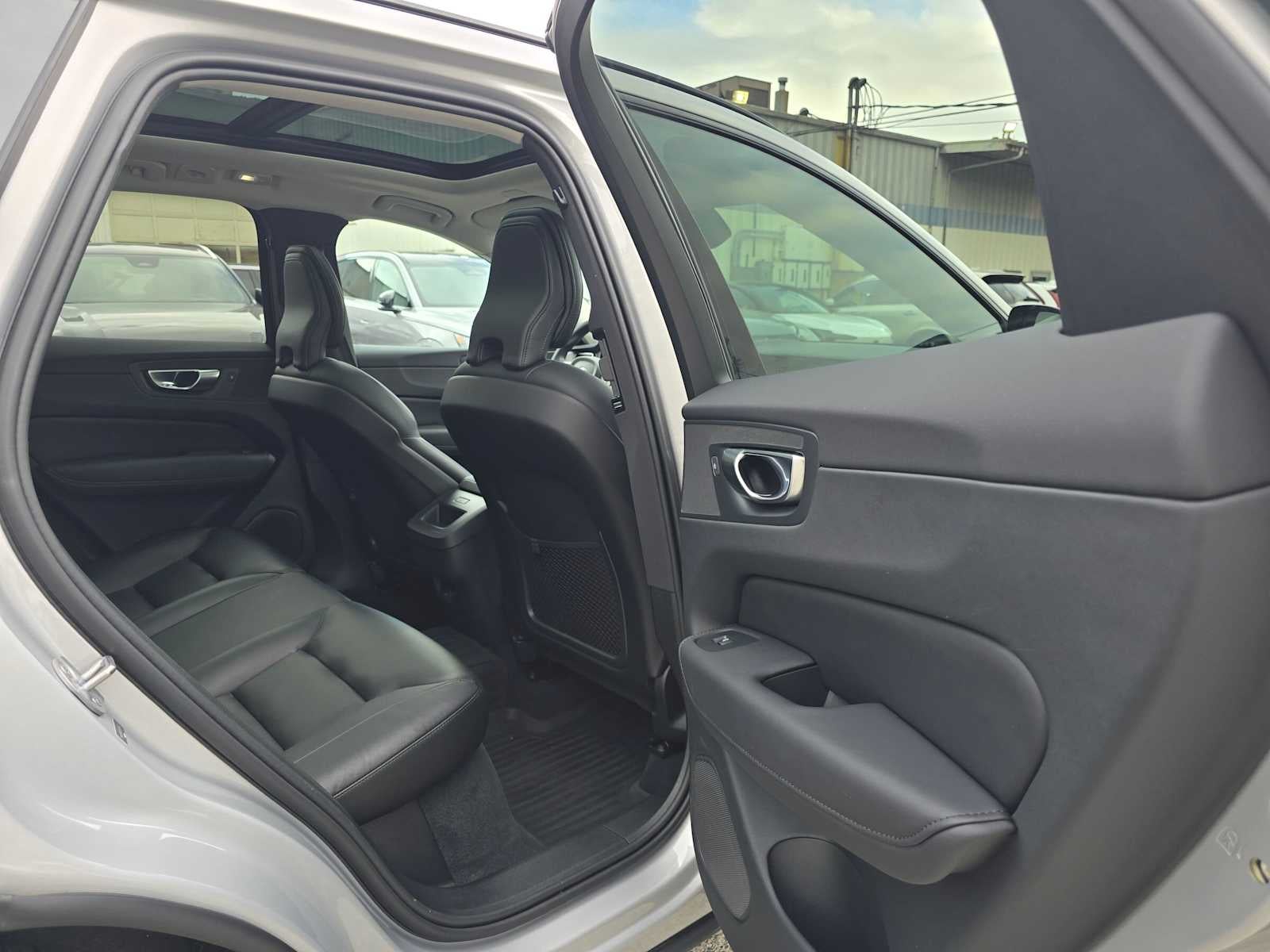 2024 Volvo XC60 Core Dark Theme