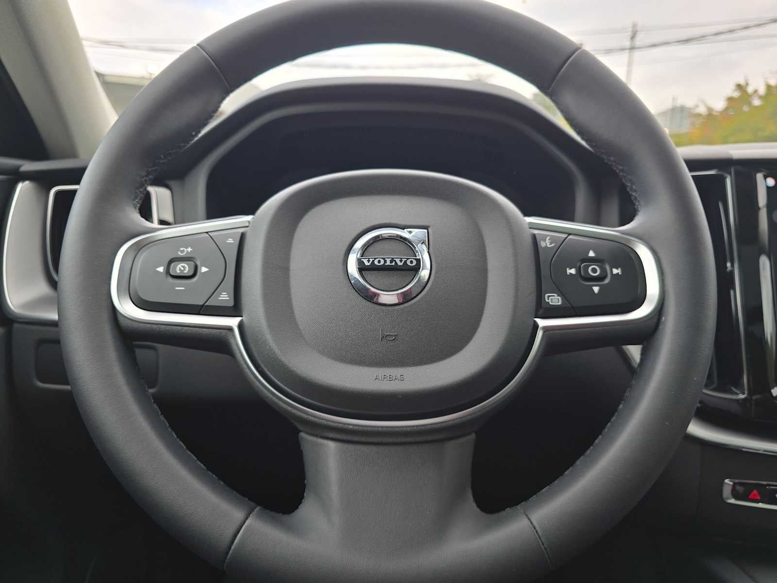 2024 Volvo XC60 Core Dark Theme