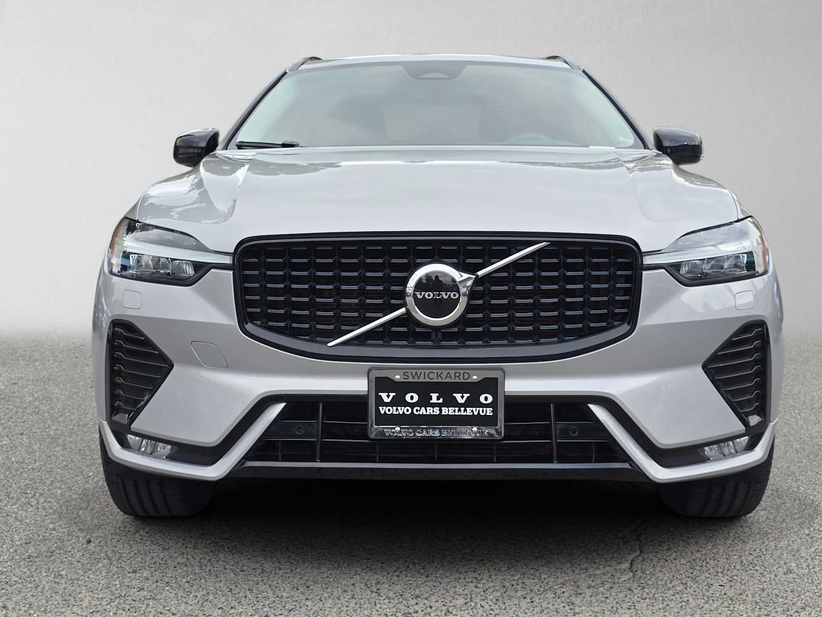 2024 Volvo XC60 Core Dark Theme