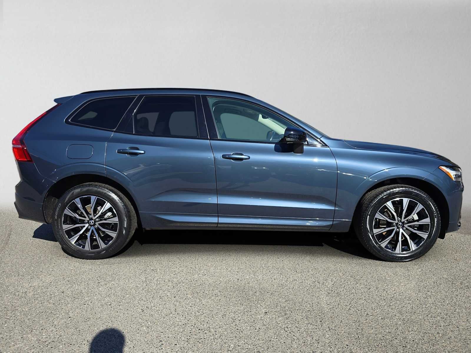 2024 Volvo XC60 Core Dark Theme