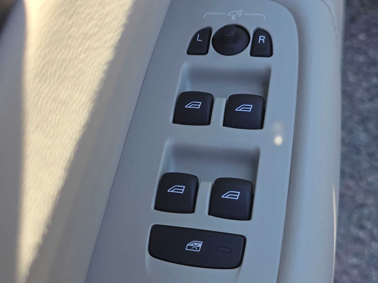 2024 Volvo XC60 Core Dark Theme