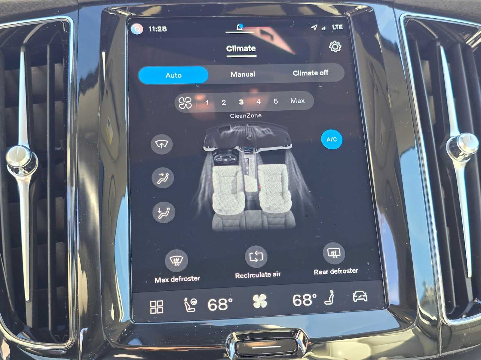 2024 Volvo XC60 Core Dark Theme