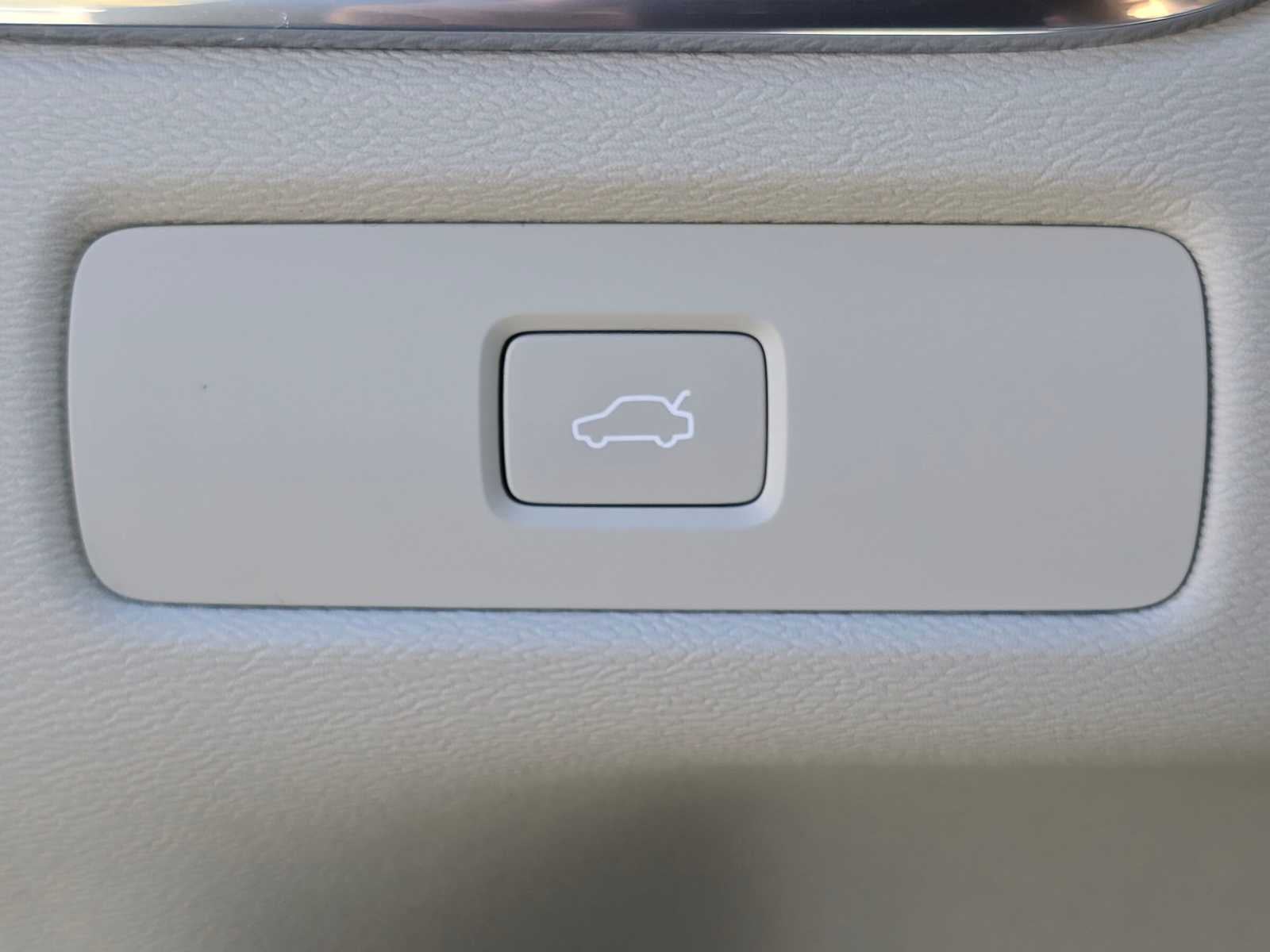 2024 Volvo XC60 Core Dark Theme